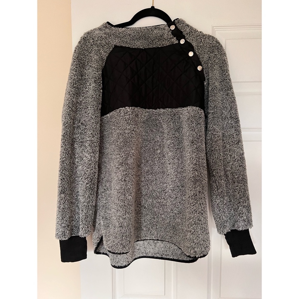 Plush fleece pullover in grey and black